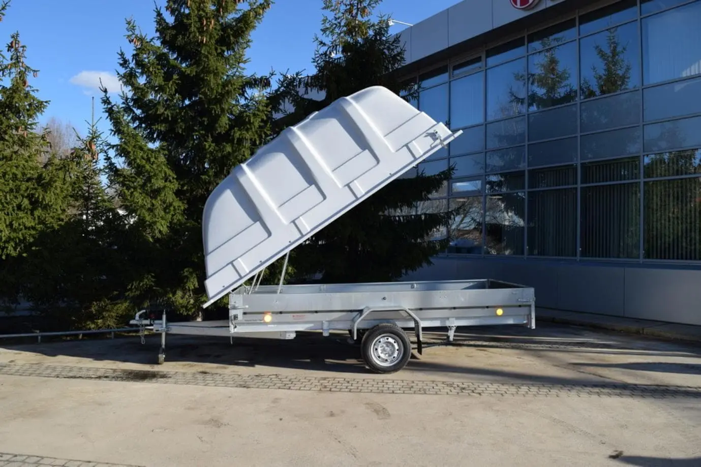 Универсальный прицеп с пластиковой крышкой