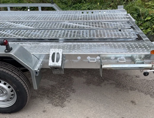 Двухосный прицеп для спецтехники с тормозом ЛАВ 81021