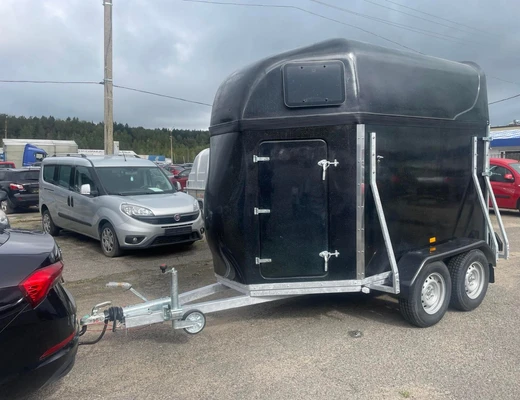 Прицеп для перевозки 2-х лошадей