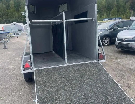 Прицеп для перевозки 2-х лошадей