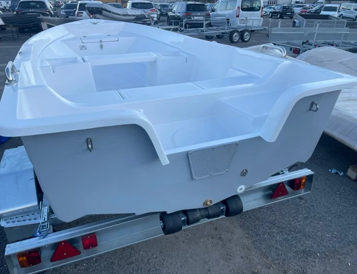 Лодка стеклопластиковая