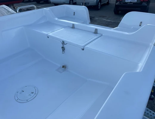 Лодка стеклопластиковая