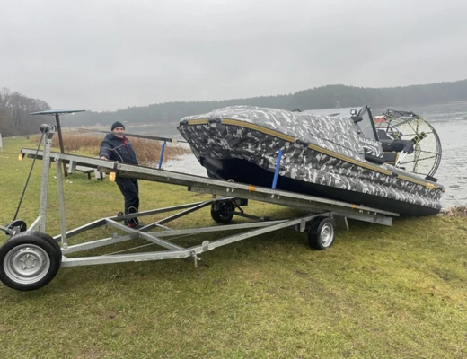 Одноосный прицеп специального назначения с тормозом ЛАВ 81019