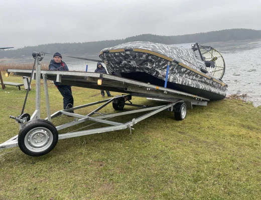 Одноосный прицеп специального назначения с тормозом ЛАВ 81019