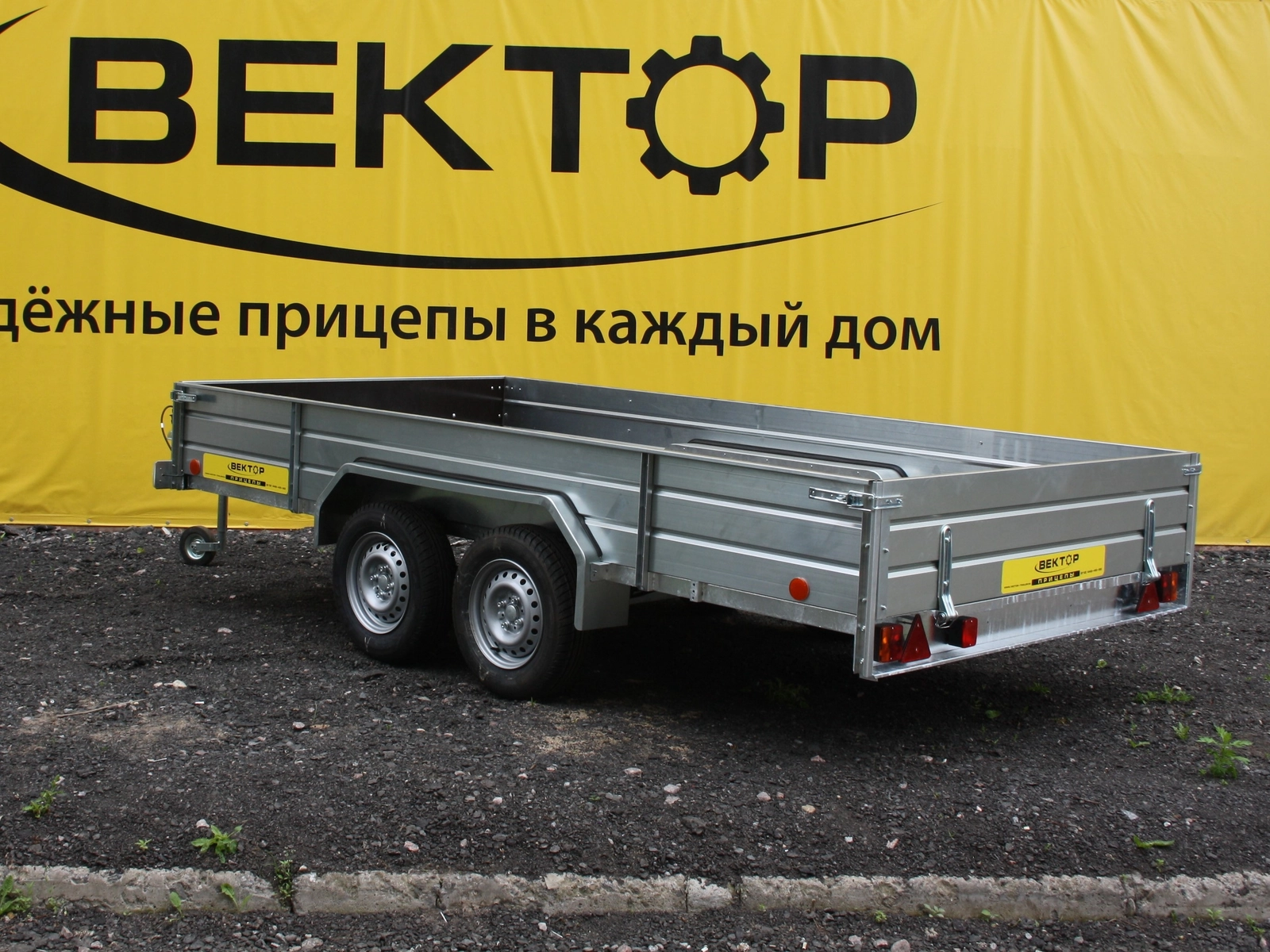 Бортовой двухосный прицеп без тормоза ЛАВ 81013E (колея 1740 мм) Бортовой двухосный прицеп без тормоза ЛАВ 81013E (колея 1740 мм)