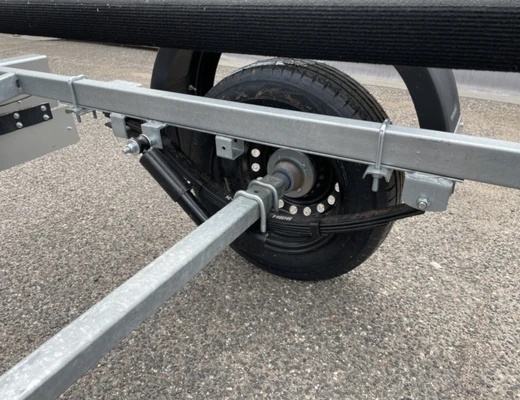 Прицеп Treiler Модель 829440 Исполнение Дельфин 3,9 рес AL-Ko Передвижная ось вдоль рамы