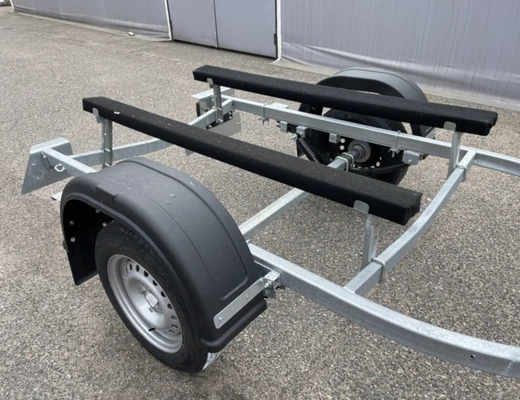 Прицеп Treiler Модель 829440 Исполнение Дельфин 3,9 рес AL-Ko Передвижная ось вдоль рамы