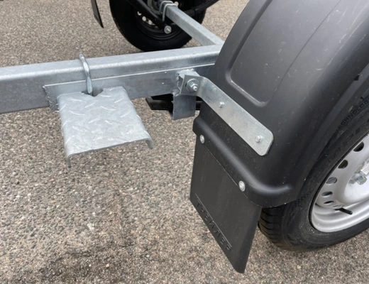 Прицеп Treiler Модель 829440 Исполнение Дельфин 3,9 рес AL-Ko Передвижная ось вдоль рамы