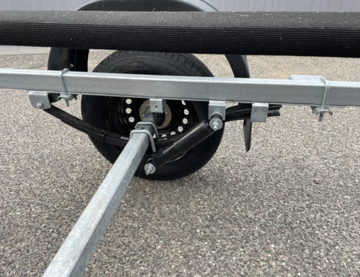 Прицеп Treiler Модель 829440 Исполнение Дельфин 3,9 рес AL-Ko Передвижная ось вдоль рамы