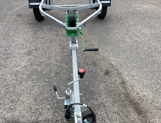 Прицеп Treiler Модель 829440 Исполнение Дельфин 3,9 рес AL-Ko Передвижная ось вдоль рамы