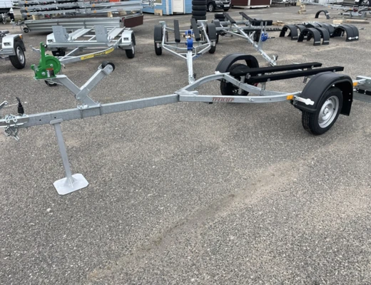 Прицеп Treiler Модель 829440 Исполнение Дельфин 3,9 рес AL-Ko Передвижная ось вдоль рамы