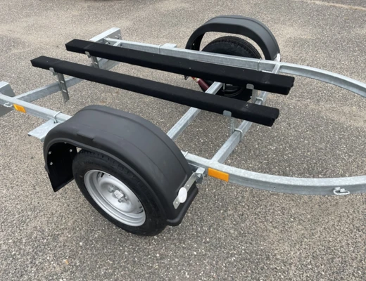 Прицеп Treiler Модель 829440 Исполнение Дельфин 3,9 рес AL-Ko Передвижная ось вдоль рамы