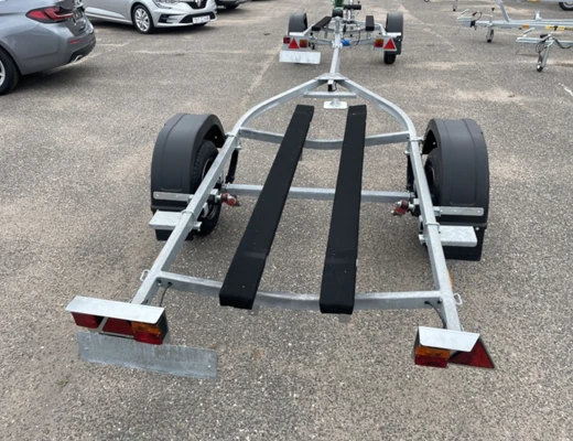 Прицеп Treiler Модель 829440 Исполнение Дельфин 3,9 рес AL-Ko Передвижная ось вдоль рамы