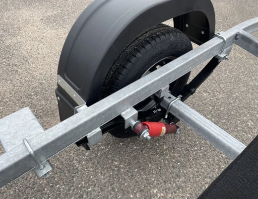 Прицеп Treiler Модель 829440 Исполнение Дельфин 3,9 рес AL-Ko Передвижная ось вдоль рамы