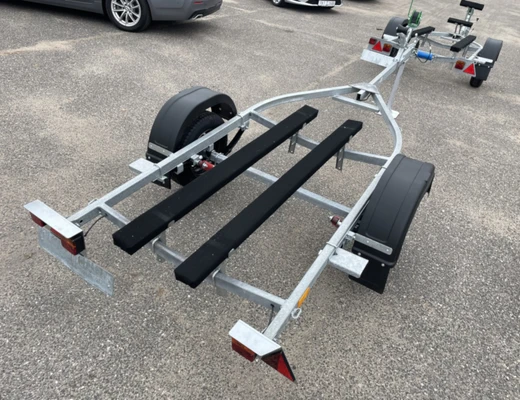 Прицеп Treiler Модель 829440 Исполнение Дельфин 3,9 рес AL-Ko Передвижная ось вдоль рамы