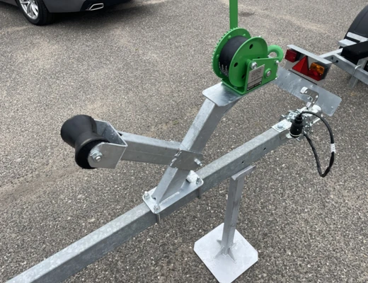 Прицеп Treiler Модель 829440 Исполнение Дельфин 3,9 рес AL-Ko Передвижная ось вдоль рамы